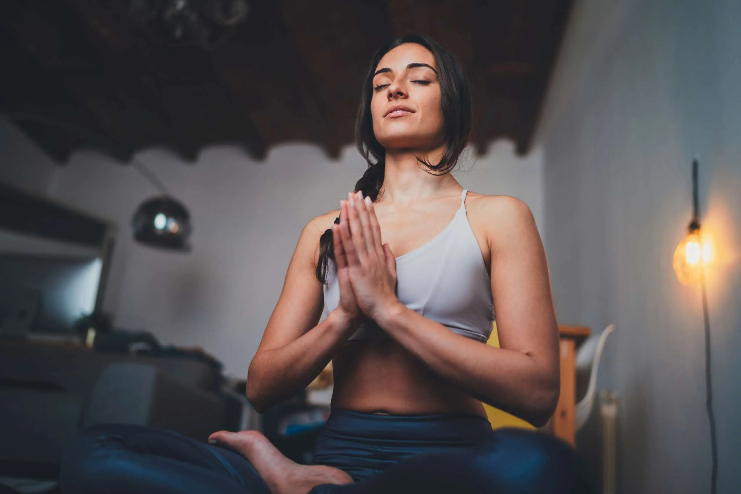 Junge Frau mit geschlossenen Augen während einer Meditation
