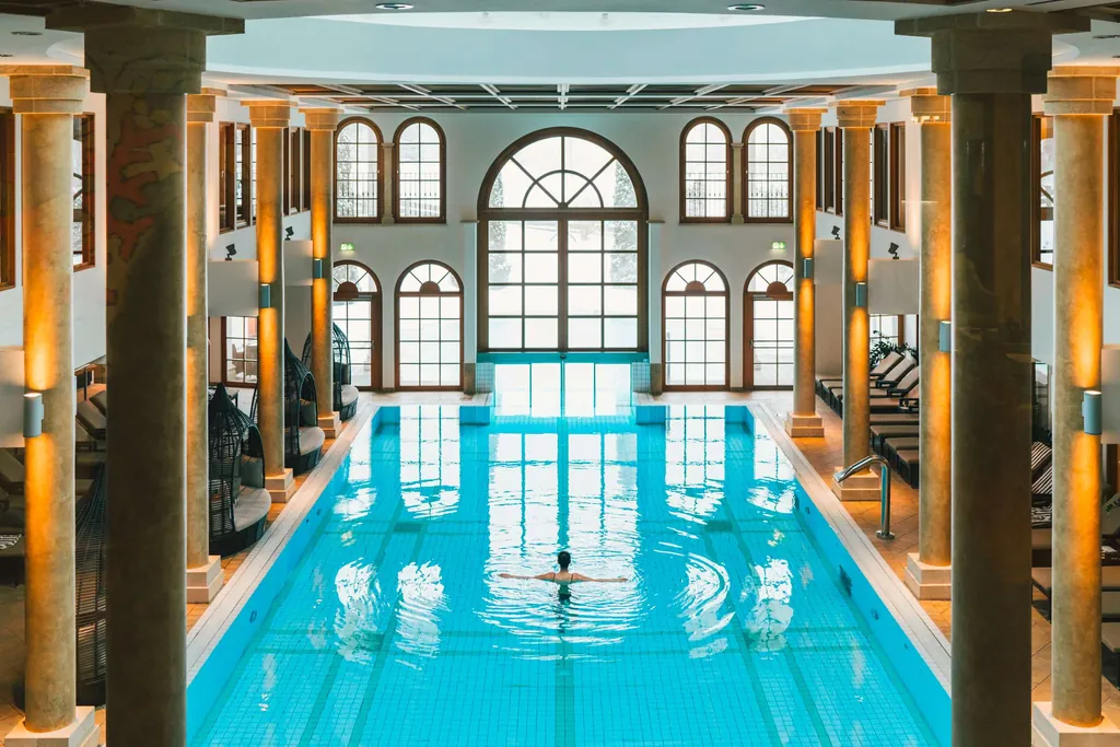 Der spektakuläre Innenpool im Sport- und Wellnesshotel A-ROSA Kitzbühel