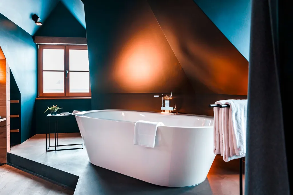 Eine Badewanne in einem Zimmes des Sport- und Wellnesshotel A-ROSA Kitzbühel