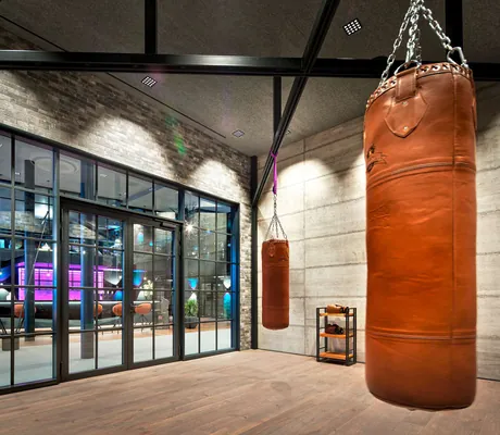 Ein Boxsack hängt in der Mitte des Boxraums im Sporthotel Jagdhof