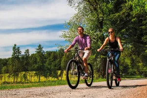 Eine Frau und ein Mann beim Fahrradfahren