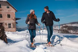 Eine Frau und ein Mann beim Schneeschuwandern