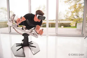 Ein Mann, der eine Virtual-Reality-Brille auf dem Gesicht hat liegt auf einem Simulator-Stuhl