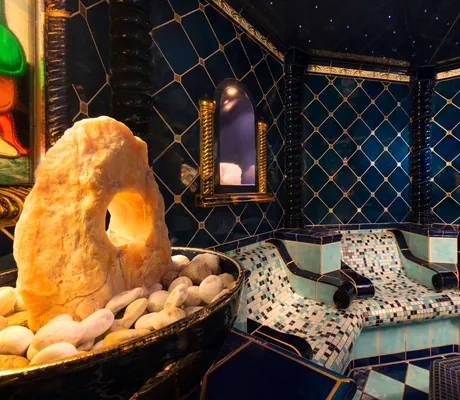 Sitzplätze aus kleinen Fliesen im Spa-Bereich des Wellnesshotel Jagdhof