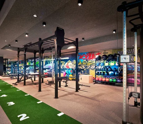 Fitnessbereich im Sporthotel Jagdhof mit verschiedenen Fitnessgeräten