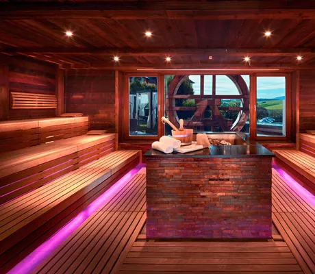 Leere Panoramasauna im Wellnesshotel Jagdhof