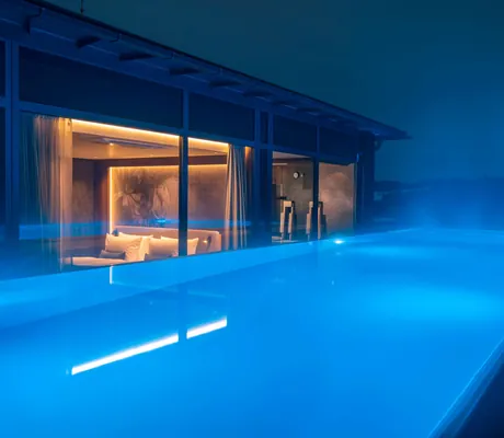Dampfender Rooftop-Pool bei Nacht im Wellnesshotel Jagdhof