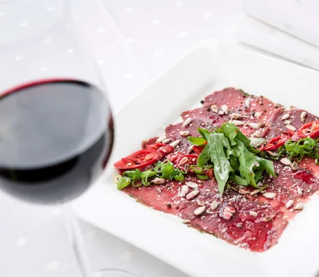 Carpaccio auf weißem eckigen Teller im Landhotel Heimathenhof