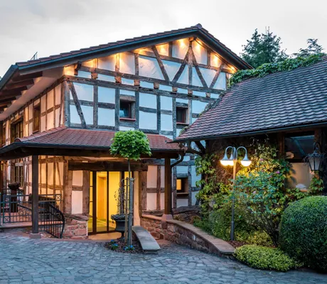 Fachwerkgebäude mit gepflastertem Innenhof im Landhotel Heimathenhof