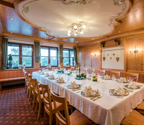 eingedeckte Tafel in holzvertäfeltem Restaurant des Landhotel Heimathenhof