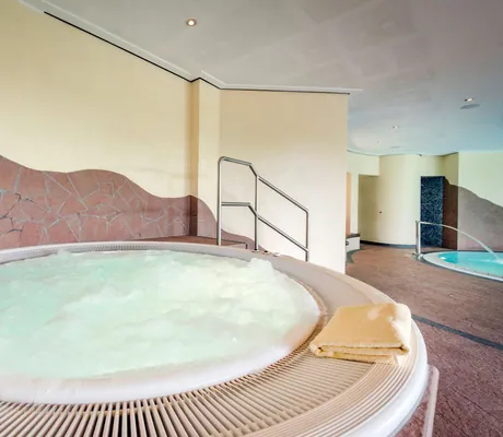 Whirpool mit gelbem Handtuch im Landhotel Heimathenhof