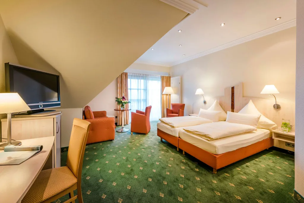 Doppelbett auf grünem Teppich des Landhotel Heimathenhof