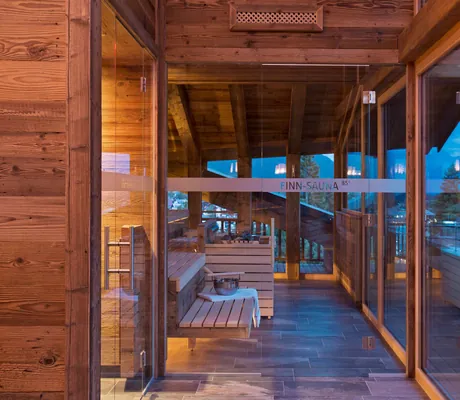 Blick vom SkySpa auf die Berglandschaft im Natur & Spa Hotel Lärchenhof