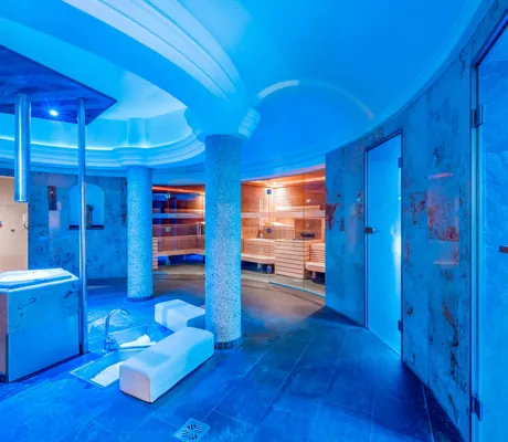 Säulen im Wellnessbereich mit Eisspender im Natur & Spa Hotel Lärchenhof