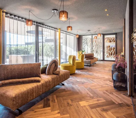 Loungebereich mit Sofas und Sesseln im Quellenhof Passeier