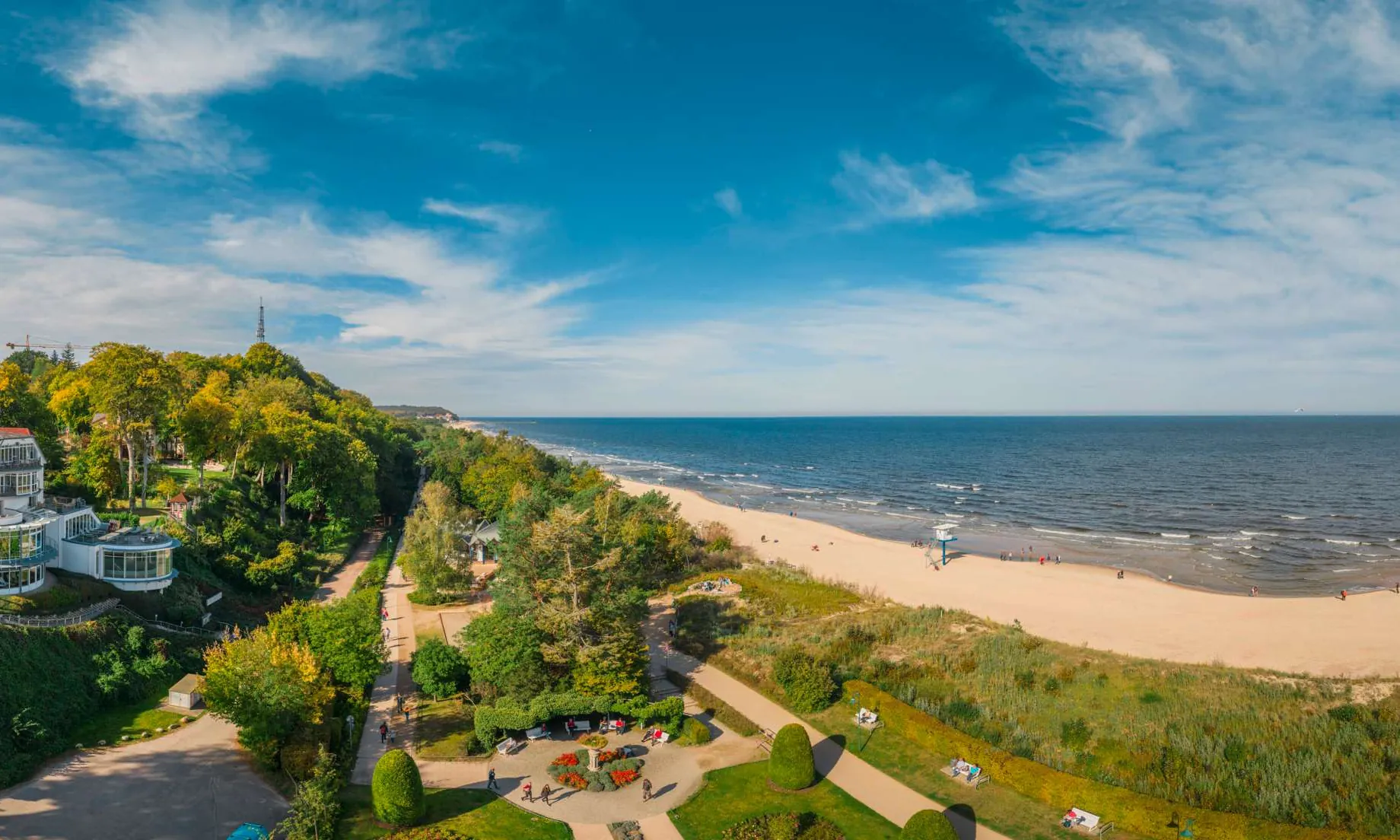 Blick auf Strandhotel Ostseeblick mit Strand und Meer