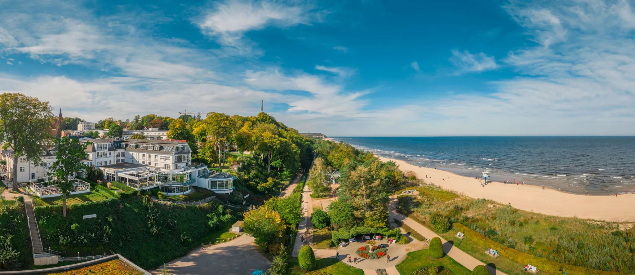 Blick auf Strandhotel Ostseeblick mit Strand und Meer