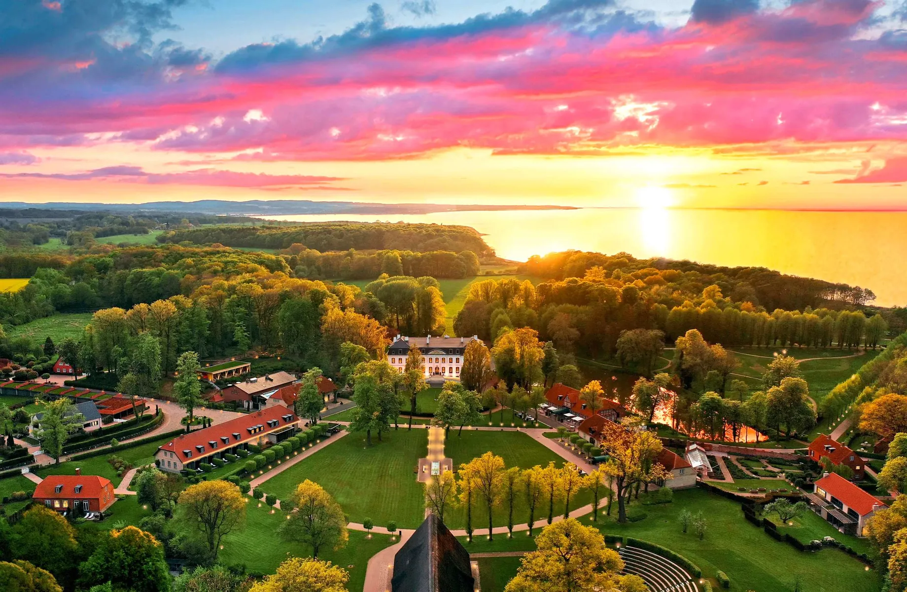 Schlossanlage mit rotem Sonenuntergang im Weissenhaus Grand Village Resort