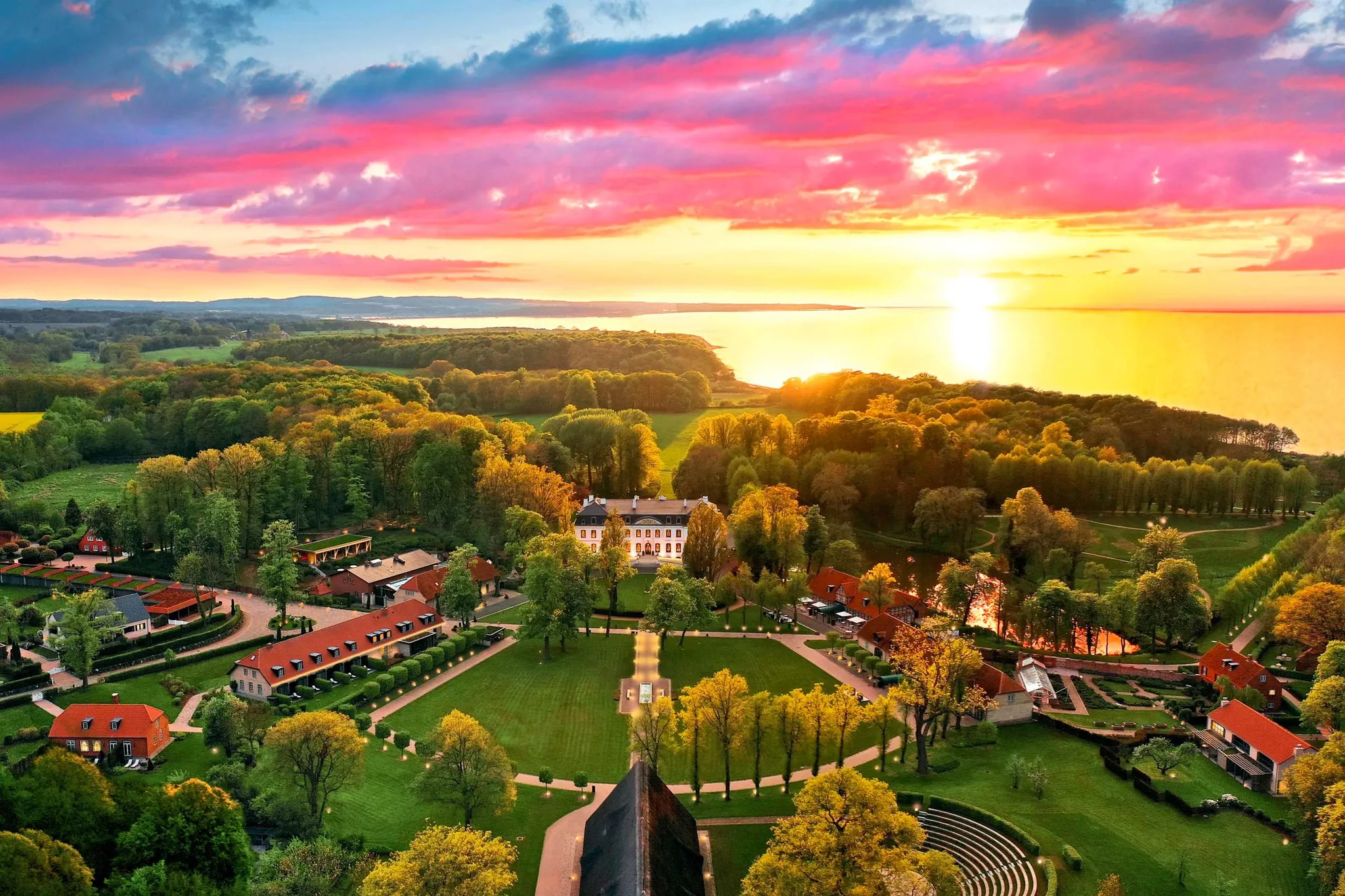 Schlossanlage mit rotem Sonenuntergang im Weissenhaus Grand Village Resort