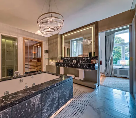 Marmorbad in der Junior Suite des Weissenhaus Resort