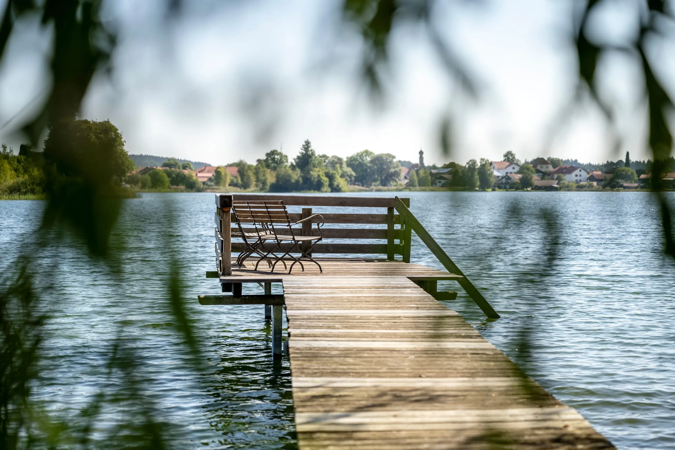 Hotelsteg mit Blick auf See Kloster Seeon