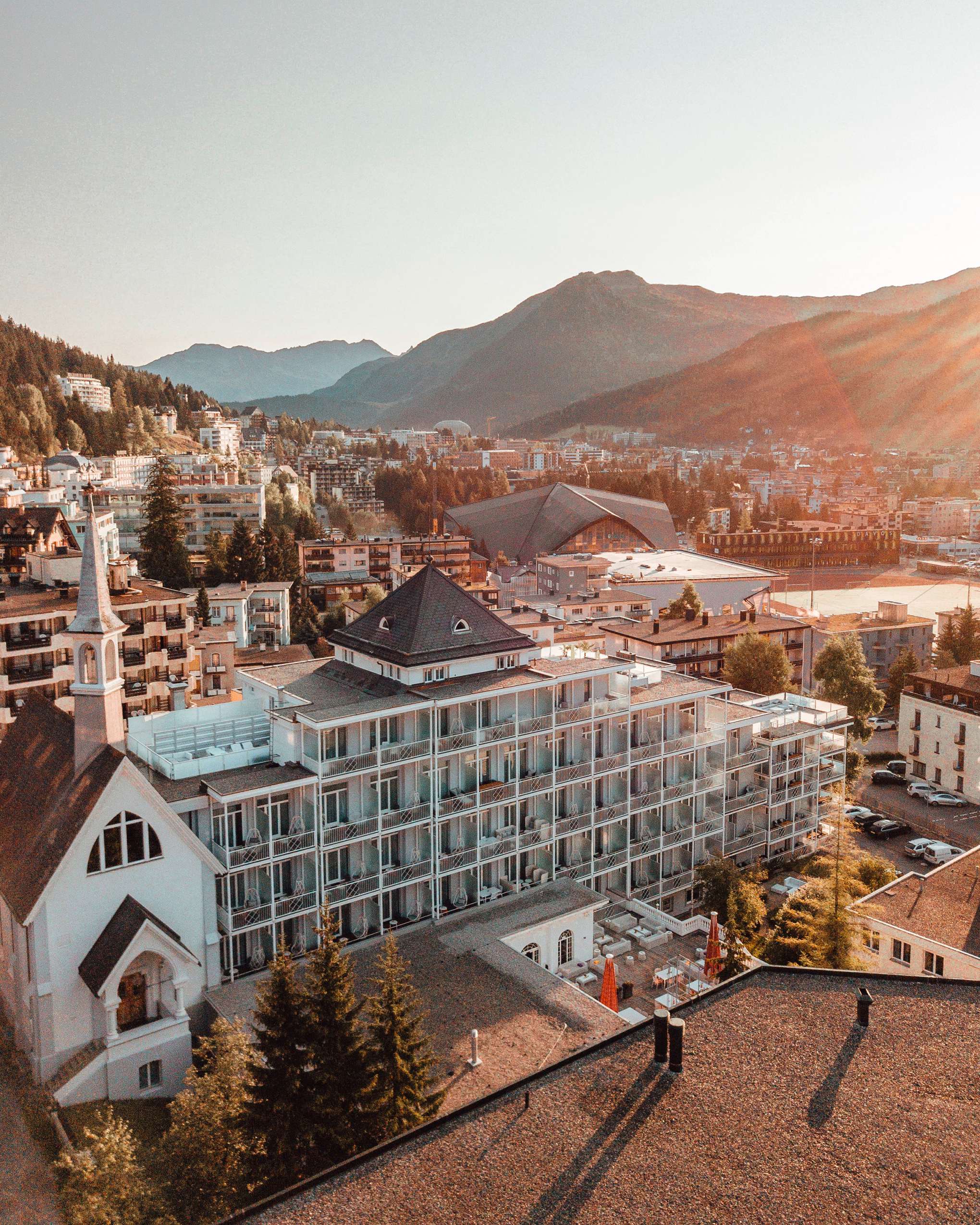 Außenaufnahme Hard Rock Hotel Davos im Sommer