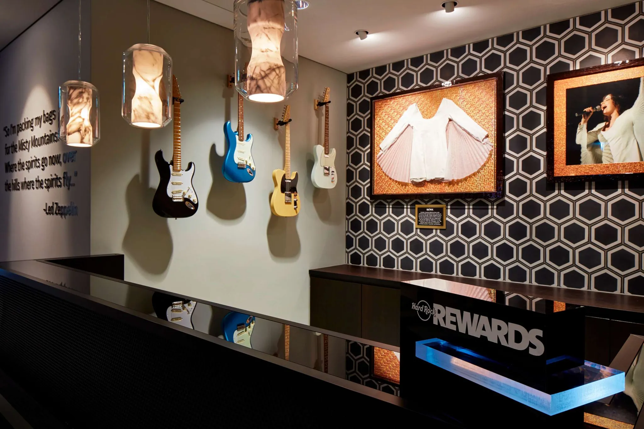 Front Office mit Gitarren und gemusterter Tapete im Hard Rock Hotel Davos