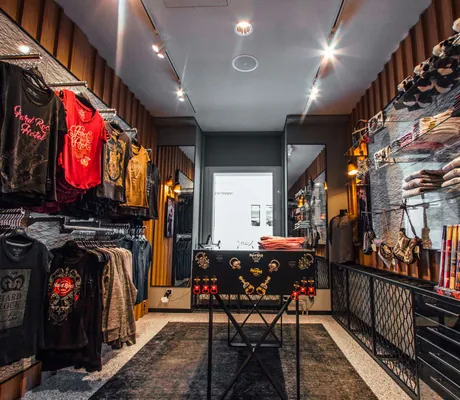Shop mit T-Shirts und Accessoires im Hard Rock Hotel Davos