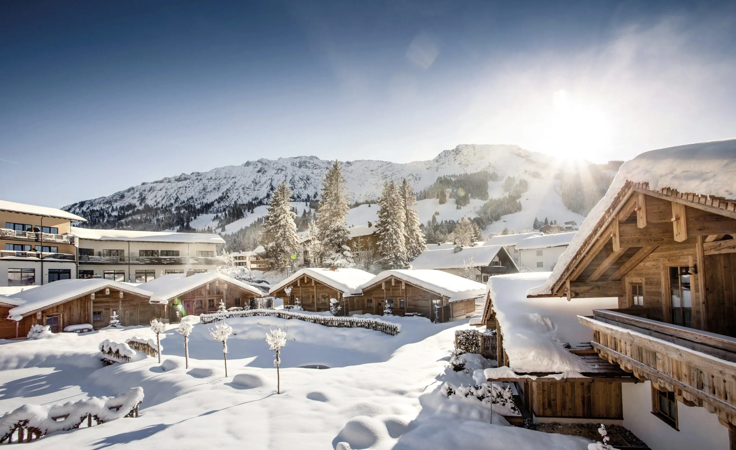 Blick auf das verschneite Chaletdorf Alpin Chalets Oberjoch