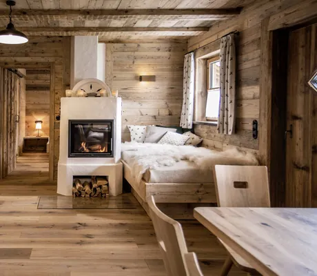 Kuschelecke und Kamin im Wohnraum der Alpin Chalets Oberjoch