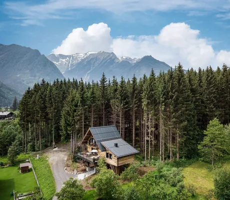 Blick auf das Baumhaus-Chalet des Hotel Gassner