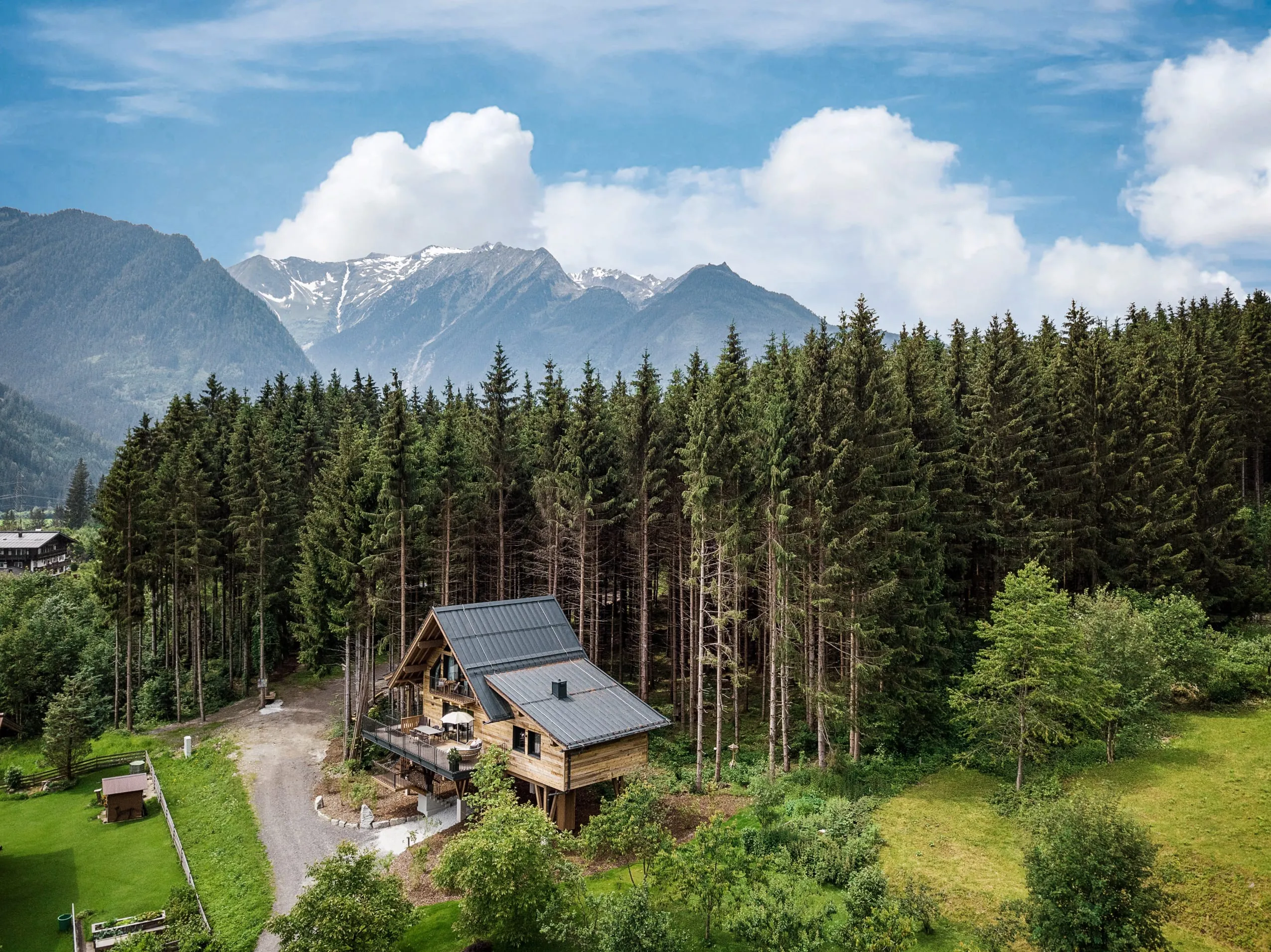 Blick auf das Baumhaus-Chalet des Hotel Gassner