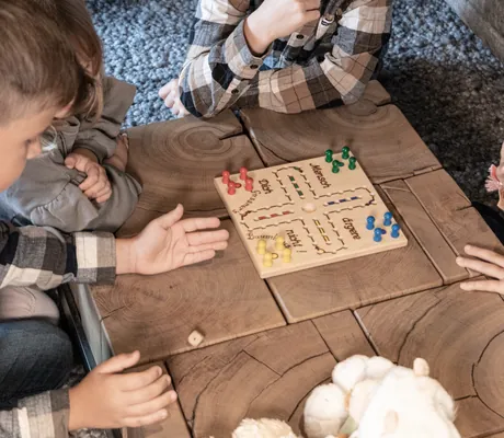 Eine Familie beim Spielen im Baumhaus-Chalet
