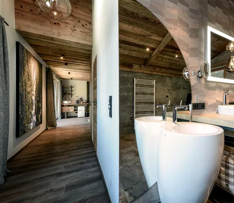 Das Waschbecken im Badezimmer des Baumhaus-Chalet des Hotel Gassner