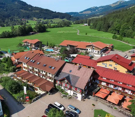 Luftaufnahme des Du - Familotel Krone in Bad Hindelang im Allgäu