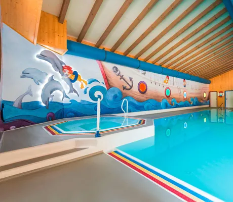 Hallenbad im Du - Familotel Krone mit Kinderbecken und bunter Wand