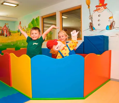 Zwei Kinder im Spielzimmer des Du - Familotel Krone