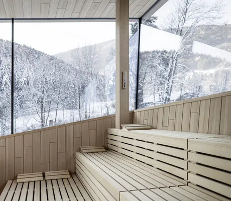 Familiensauna mit Panoramafenstern im Falkensteiner Family Resort Lido