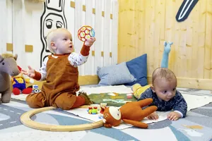 Zwei Kleinkinder bei der Babybetreuung im Familotel Elldus Resort