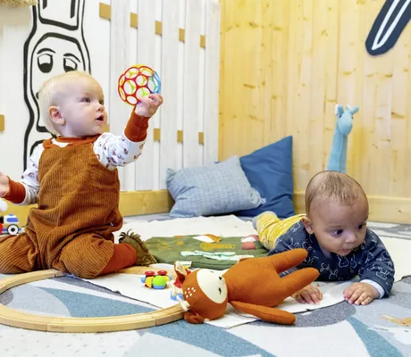 Zwei Kleinkinder bei der Babybetreuung im Familotel Elldus Resort