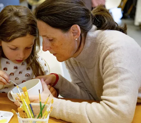 Mutter und Tochter beim Basteln im Familotel Elldus Resort