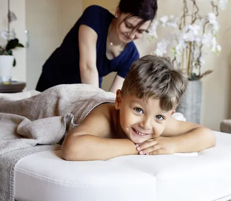 Kleiner Junge bei einer Wellnessbehandlung für Kinder im Familotel Elldus Resort