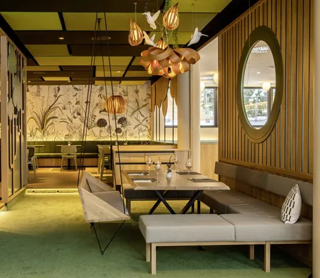 Modernes Restaurant im Familotel Elldus Resort mit Sitzbänken und Stühlen