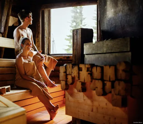 Pärchen in der Saune des Familotel Elldus Resort