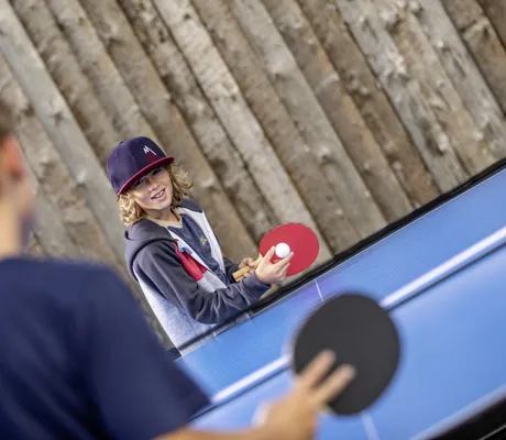 Zwei Jungs beim Tischetennisspielen im Familotel Elldus Resort