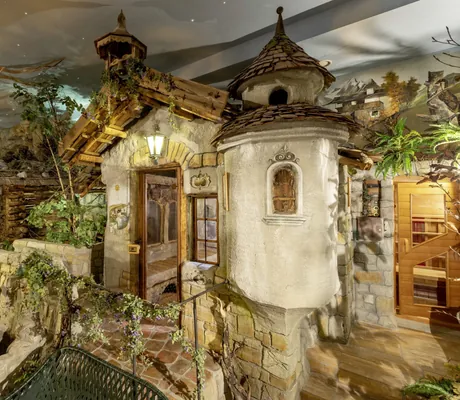 Saunabereich "Kaiseralm" im Familotel Kaiserhof mit verschiedenen Hütten