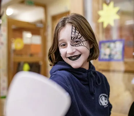 Junges Mädchen beim Kinderschminken im Familotel Ottonenhof