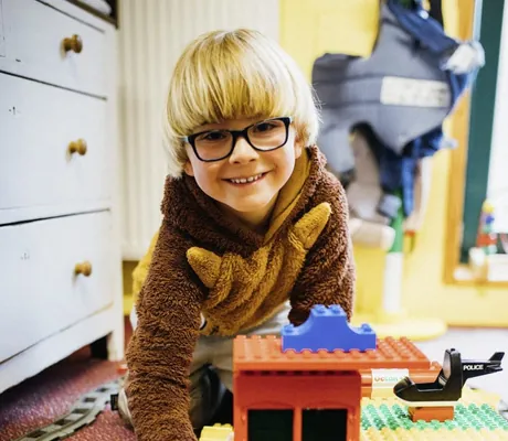 Kleiner Junge im Kostüm spielt im Spielzimmer des Familotel Ottonenhof