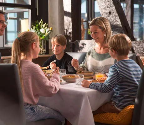 Familie mit drei Kindern beim Frühstücken im Sporthotel Grafenwald