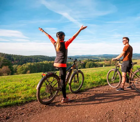 Eine Frau und ein Mann beim Radfahren unweit des Sporthotel Aktiv und Vital Hotel Thüringen